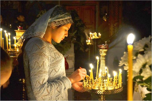 Gottesdienst zu Weihnachten in einer russischen Kirche